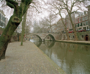 828210 Gezicht op de gerestaureerde Weesbrug te Utrecht, vanaf de werf aan de westzijde van de Oudegracht, naar het noorden.